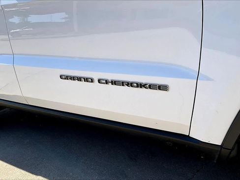 Used 2018 Jeep Grand Cherokee Limited image 10