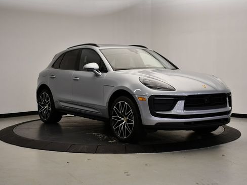 Certified 2026 Porsche Macan AWD/4WD image 9