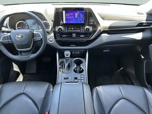 Used 2023 Toyota Highlander XLE FWD image 18