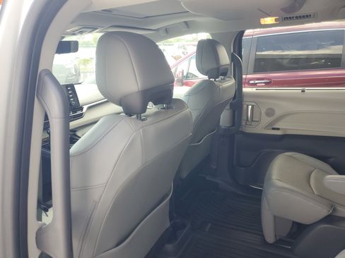 Certified 2024 Toyota Sienna Limited image 9