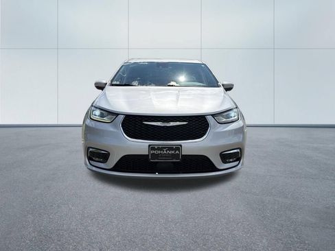 Used 2023 Chrysler Pacifica Touring-L FWD image 3