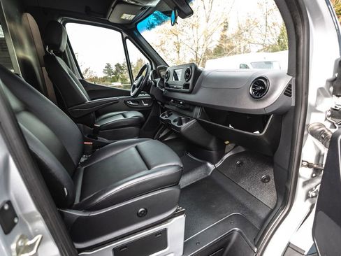 Used 2019 Mercedes-Benz Sprinter 2500 image 21