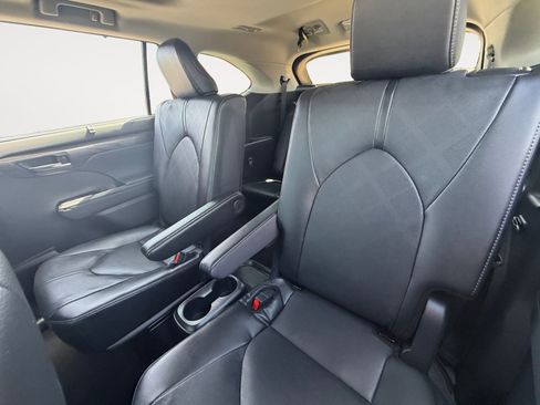 New 2026 Toyota Highlander Platinum image 13