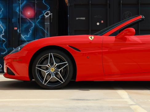Used 2015 Ferrari California T RWD image 30