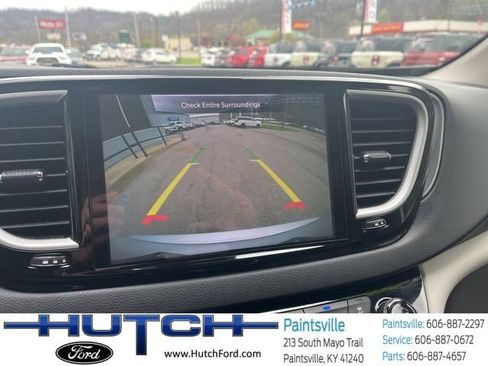 Used 2024 Chrysler Pacifica Touring-L FWD image 31