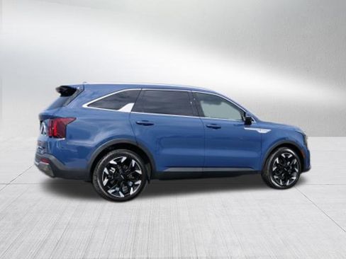 Certified 2025 Kia Sorento EX w/ Panoramic Sunroof Package image 3