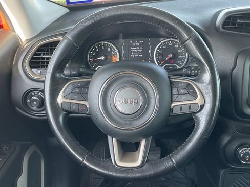 Used 2017 Jeep Renegade Latitude FWD image 12