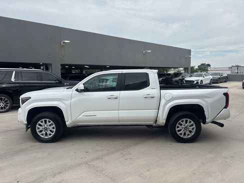 Used 2025 Toyota Tacoma SR5 AWD/4WD image 9