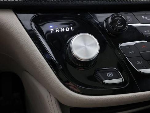 Used 2024 Chrysler Pacifica Limited FWD image 6