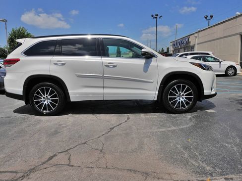 Used 2018 Toyota Highlander SE w/ Carpet Mat Package (TMS) AWD/4WD image 8