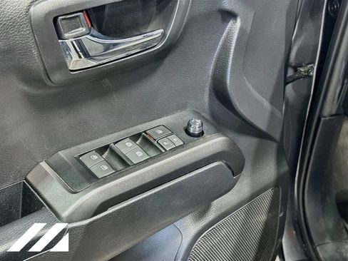 Used 2022 Toyota Tacoma TRD Off-Road w/ Technology Package AWD/4WD image 19