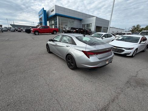 Used 2021 Hyundai Elantra SEL FWD image 3