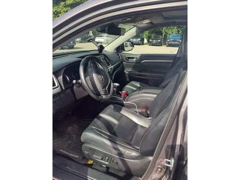 Used 2017 Toyota Highlander SE AWD/4WD image 1