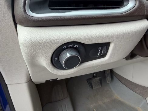 Used 2018 Chrysler Pacifica L FWD image 11