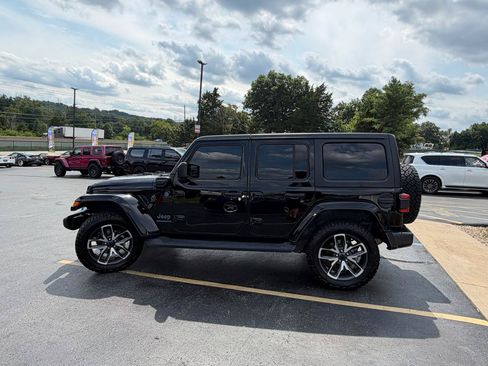 Used 2024 Jeep Wrangler Unlimited w/ Convenience Group AWD/4WD image 6