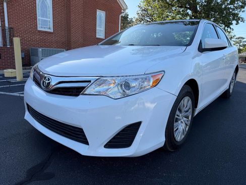 Used 2014 Toyota Camry LE FWD image 2