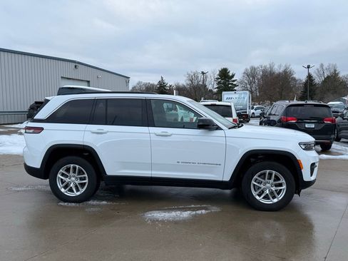 New 2025 Jeep Grand Cherokee Laredo w/ Luxury Tech Group I AWD/4WD image 8