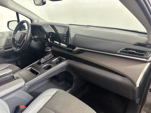 Used 2023 Toyota Sienna Limited AWD/4WD image 28