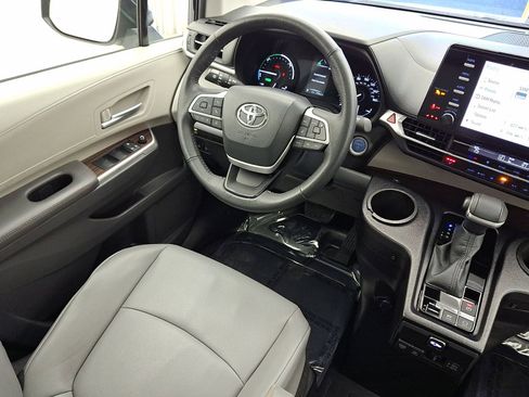 Used 2022 Toyota Sienna XLE image 15