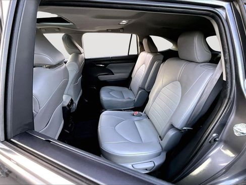 Used 2022 Toyota Highlander XLE image 22