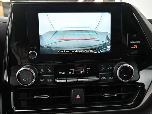 Used 2023 Toyota Highlander LE AWD/4WD image 8