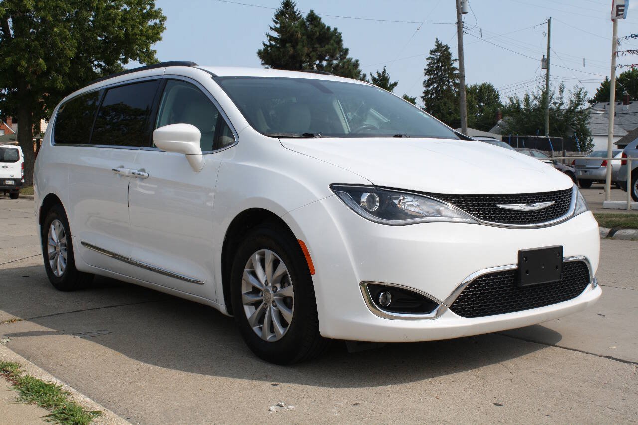 Used 2017 Chrysler Pacifica Touring-L FWD image 4