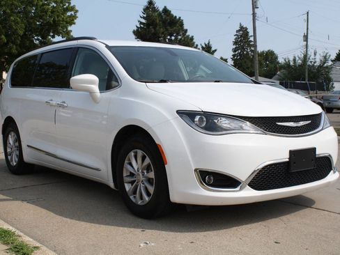 Used 2017 Chrysler Pacifica Touring-L FWD image 4