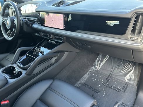 Certified 2024 Porsche Cayenne Coupe image 21