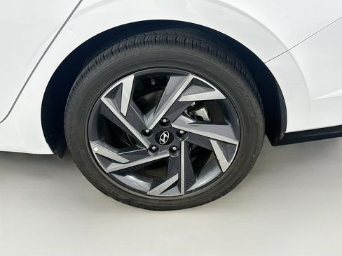Used 2025 Hyundai Elantra SEL image 11