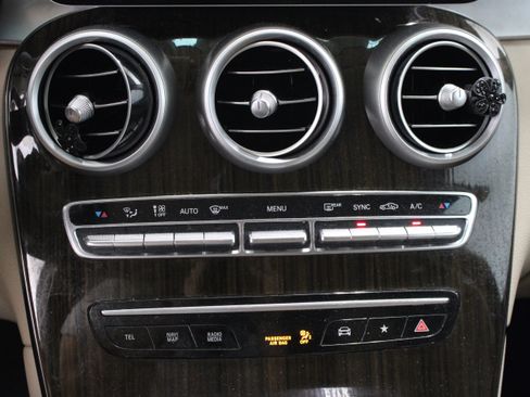 Used 2020 Mercedes-Benz GLC 300 image 20
