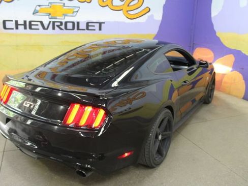 Used 2017 Ford Mustang GT RWD image 8