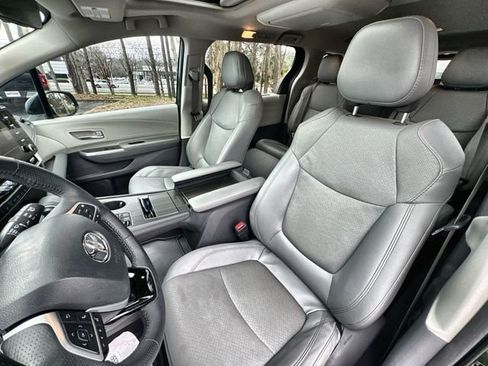 Used 2021 Toyota Sienna Limited image 19