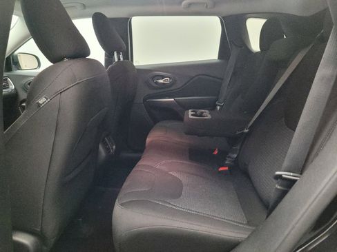 Used 2019 Jeep Cherokee Latitude w/ Popular Appearance Group FWD image 18