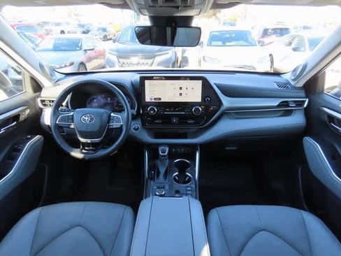 Used 2024 Toyota Highlander Limited image 19