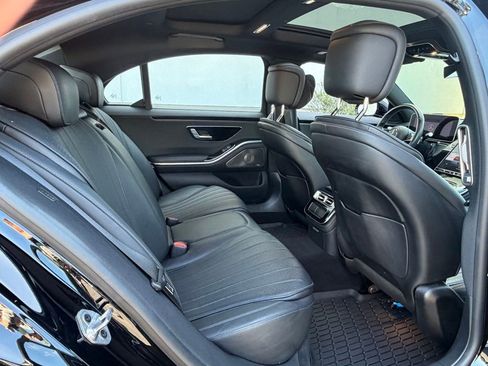 Used 2022 Mercedes-Benz S 500 4MATIC w/ AMG Line Package image 30