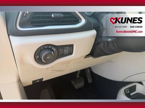 Used 2023 Chrysler Pacifica Touring-L FWD image 19