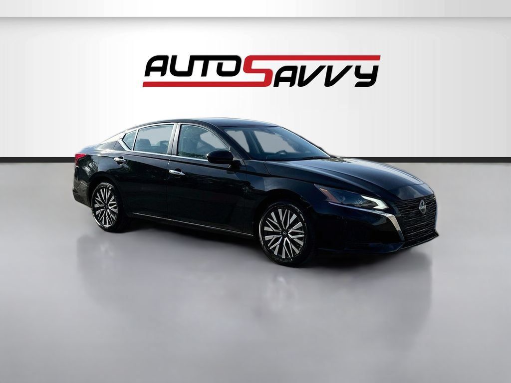 Used 2024 Nissan Altima 2.5 SV FWD image 1