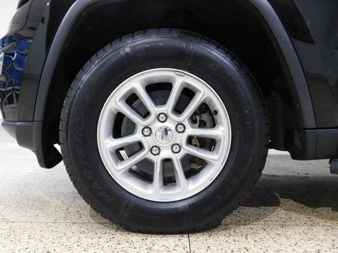 Used 2019 Jeep Grand Cherokee Laredo image 24