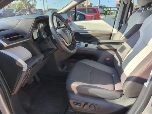 Used 2024 Toyota Sienna XSE w/ XSE Plus Package image 9