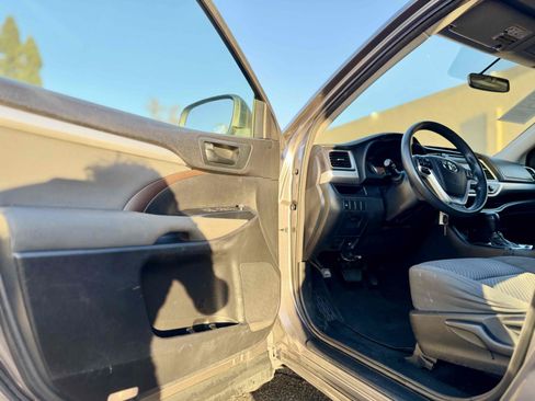Used 2015 Toyota Highlander LE FWD image 15
