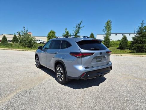 Used 2024 Toyota Highlander XLE AWD/4WD image 7