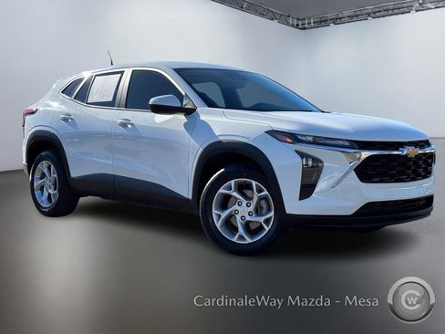 Used 2024 Chevrolet Trax LS w/ LS Convenience Package image 2