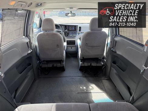 Used 2017 Toyota Sienna LE image 25