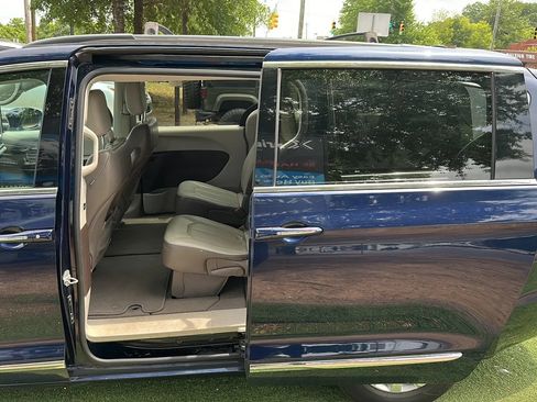 Used 2017 Chrysler Pacifica Touring-L FWD image 18