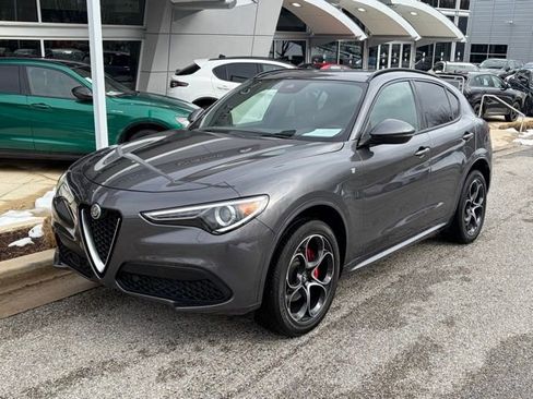 Used 2023 Alfa Romeo Stelvio Ti image 2