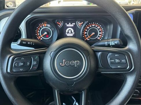 Used 2025 Jeep Gladiator Sport AWD/4WD image 22