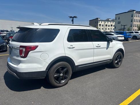 Used 2017 Ford Explorer XLT w/ Equipment Group 202A AWD/4WD image 4