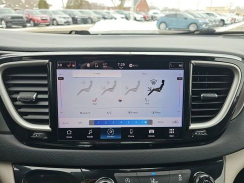 Used 2022 Chrysler Pacifica Touring-L image 16