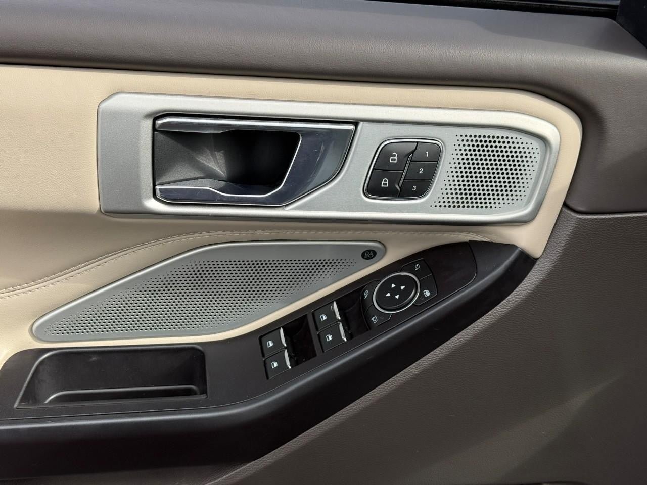 Used 2020 Ford Explorer Platinum w/ Premium Technology Package AWD/4WD image 17