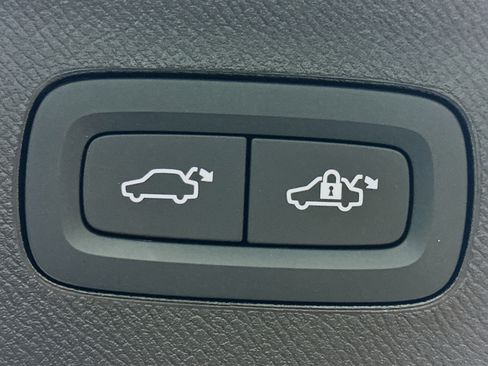 Used 2025 Volvo XC90 B5 Core w/ Protection Package image 32